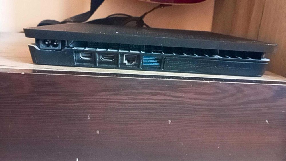 Продавам PS4 slim 1 tb с един джойстик