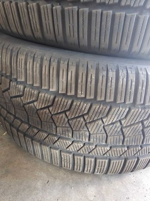 275/40R22 Continental