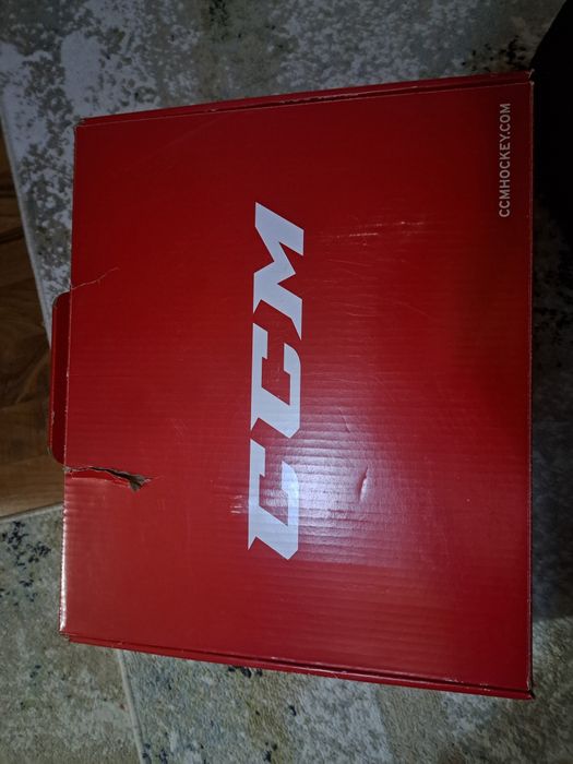 Продам хоккейные коньки CCM