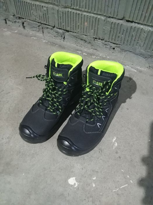 Продам спец обувь