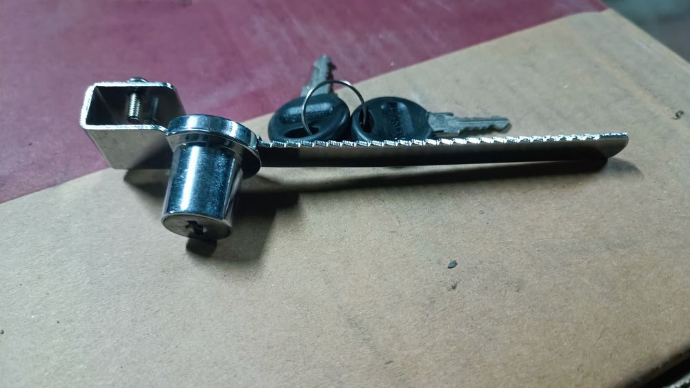 Замки для стекло витрин