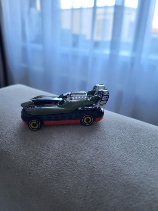 Продаю машинку Hot Wheels Hover Storm 2014