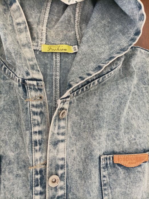 Джинсовая с капюшоном без рукава  немного высше колены размер 54-56