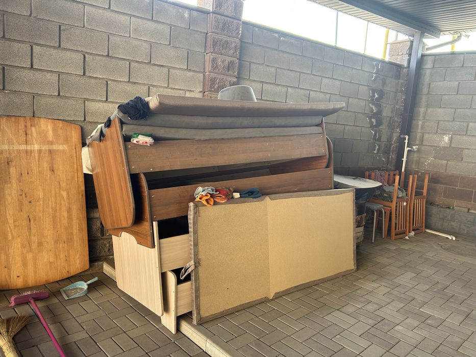 Стол со стулями