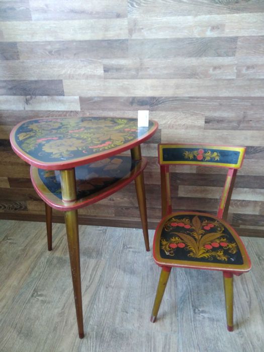 В стиле "Хохлома" продаются стол со стулом