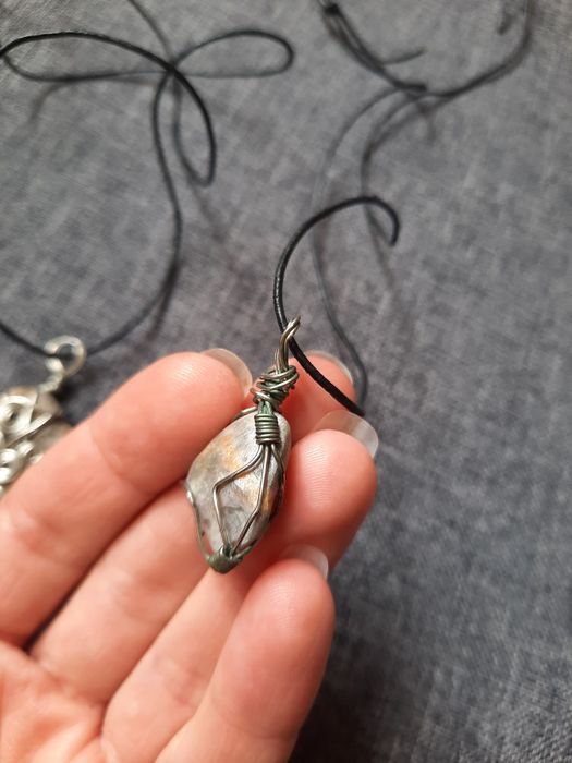 медальон дамски/колие/ръчно изработен/handmade/бижу/камък и метал