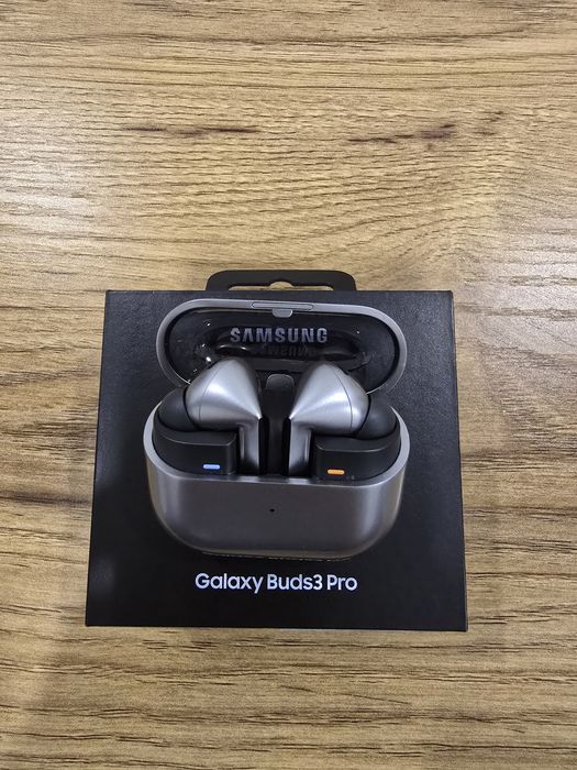 Samsung S24 Ultra titanium 12/256 + Samsung Galaxy Buds 3 Pro