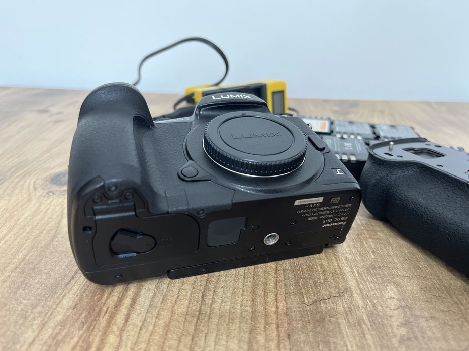 Panasonic GH5 body + grip + 7 baterii