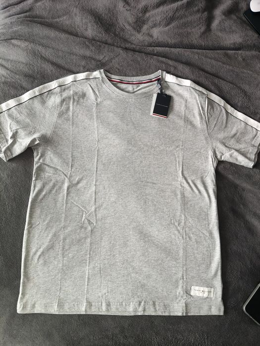 Tommy Hilfiger tricou bărbătesc gri cu logo pe umeri mărimea S nou