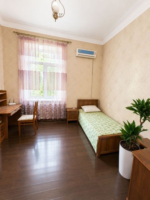 Шота Руставели 3/2/4 высокопотолочка,  напротив парк Бобура