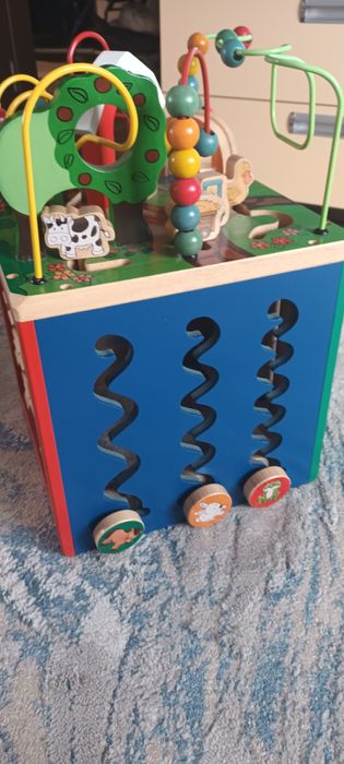 Дървен интерактивен куб