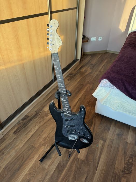 Электрогитара Squier со стойкой