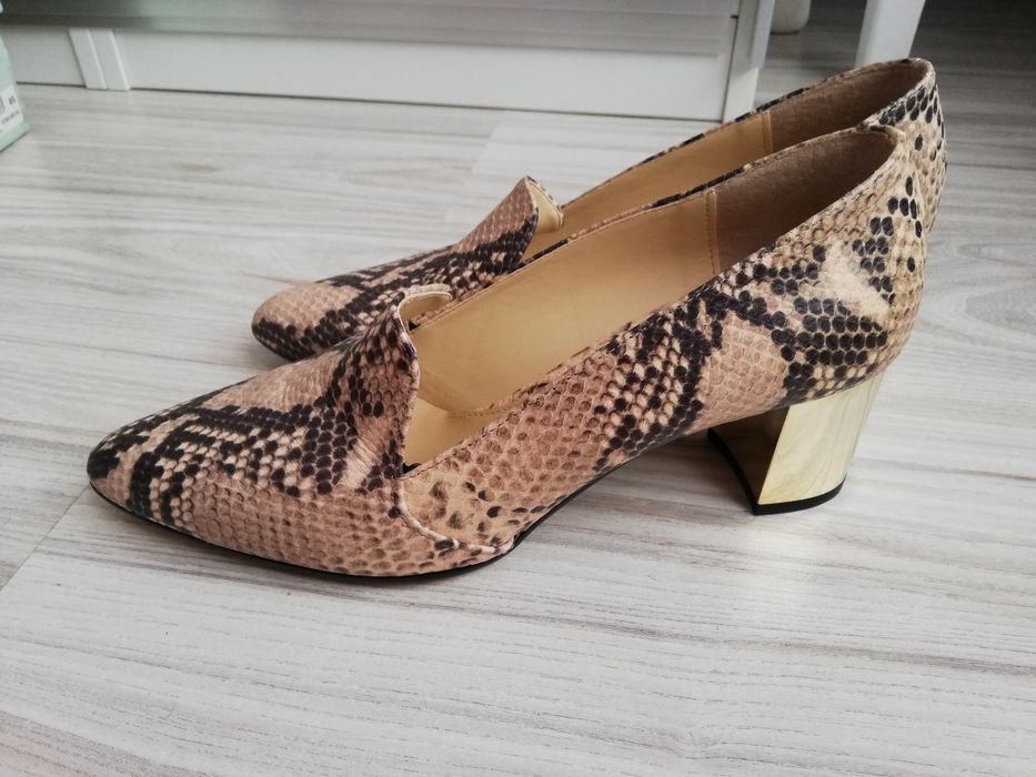 Чисто нови елегантни обувки Bata,змийски мотив и златен ток