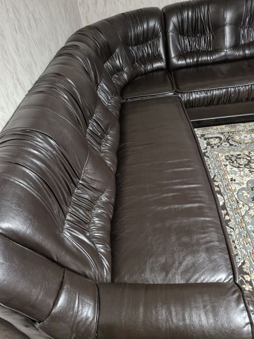 Кожен ъглов диван