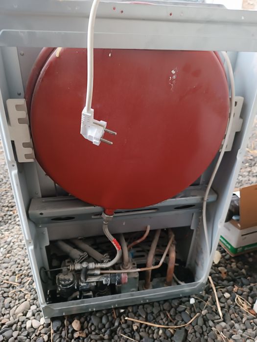 Vând centrala Boss în stare bună de funcționare.verificata recent