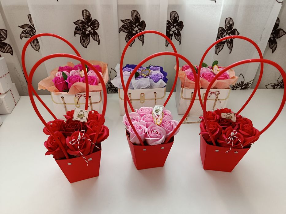 Vând aranjamente florale