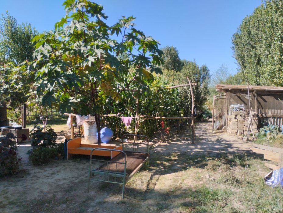 Уй сотилади 8 сотих ,2 хона уйи ва подавали бн,