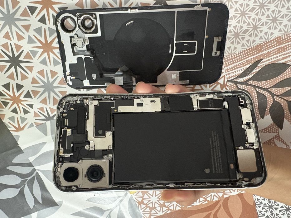 iPhone 16+ телефон