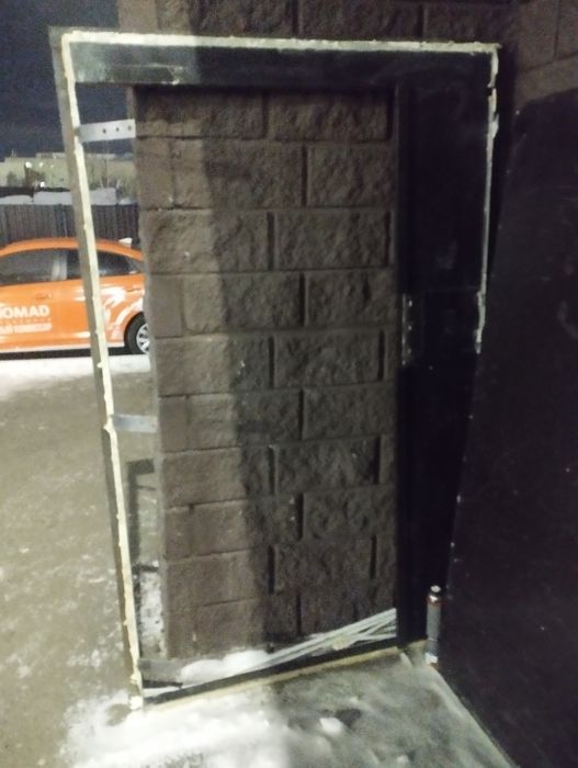 Продам железную дверь