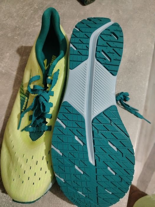 Se vinde adidași brooks mărimea 45