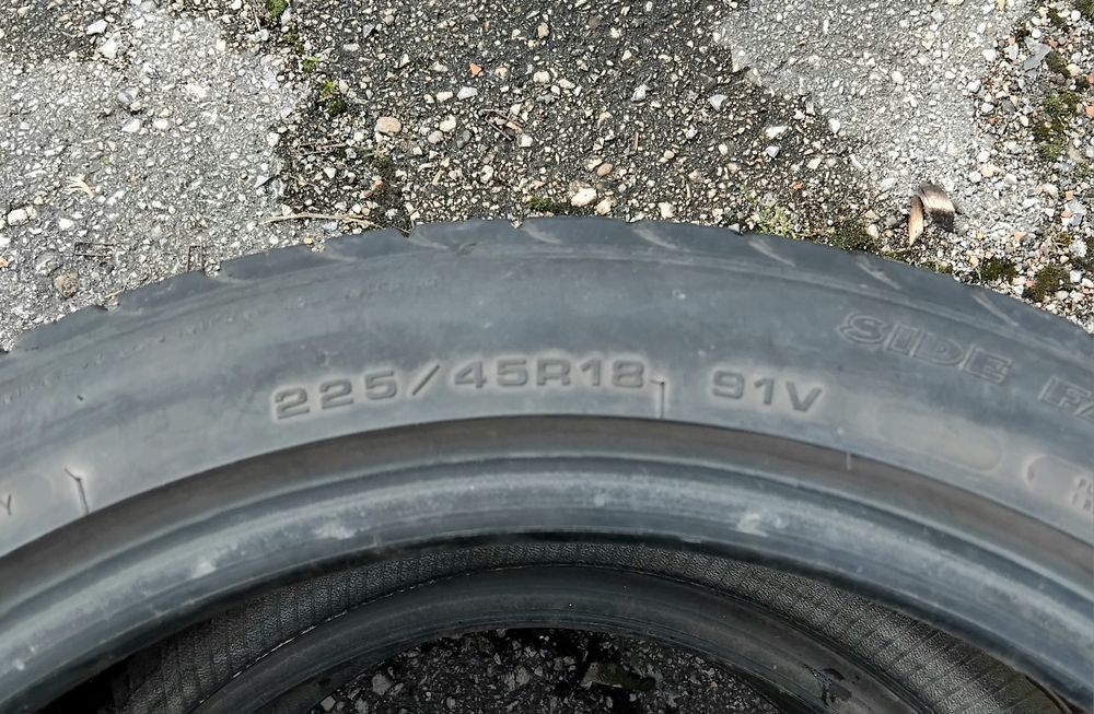 Гуми 225 45 18 Гудиър Goodyear 2 броя - нов внос. Не са нови!
Гумите са нов внос и са запазени, без забележки по структурата. Подходящи за дъл
