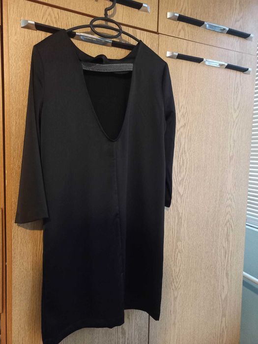 Черна сатенена рокля