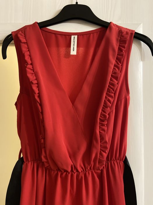 Червена рокля с  черен колан