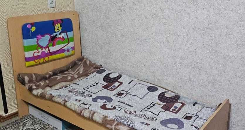 Детская кровать и автокресло