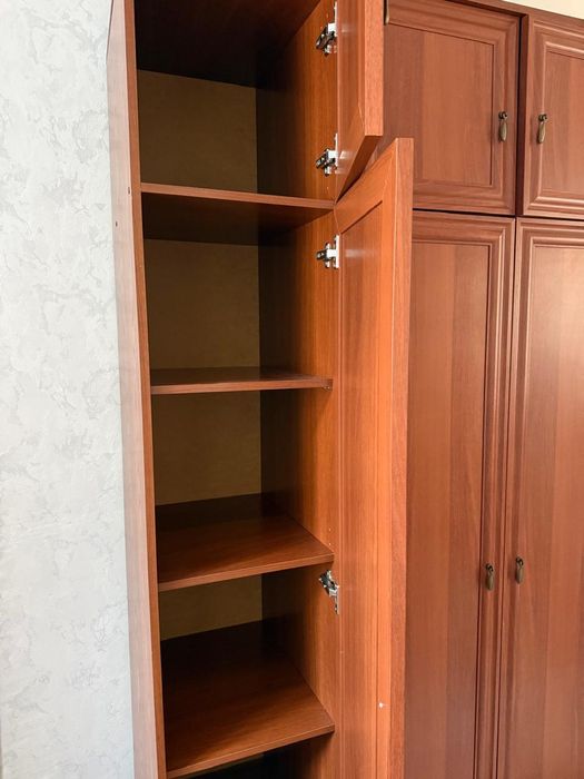 Классический трехстворчатый распашной шкаф