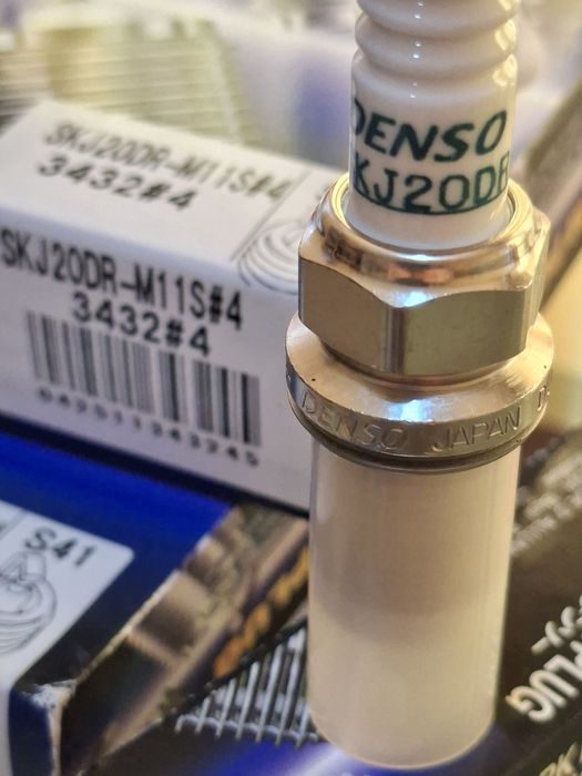 DENSO -Японски  IRIDIUM  PLUG оригинални свещи  -SKJDR-M11
