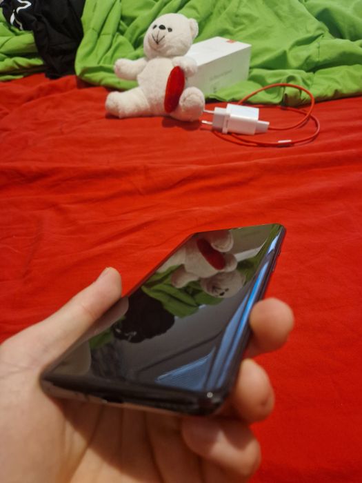 Перфектен One Plus 7 Pro и зарядно