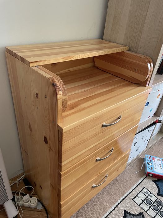 Дървен скрин за повиване на бебе от дърво чам.