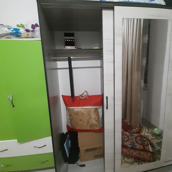 спалний горнитур,  детский шкаф и парта с стулчикам состаяние хорошо