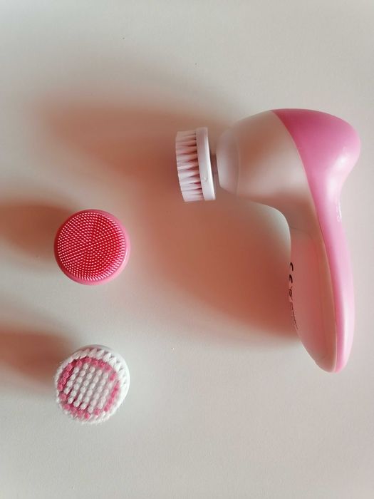 Четка за почистване на лице с 3 сменяеми глави