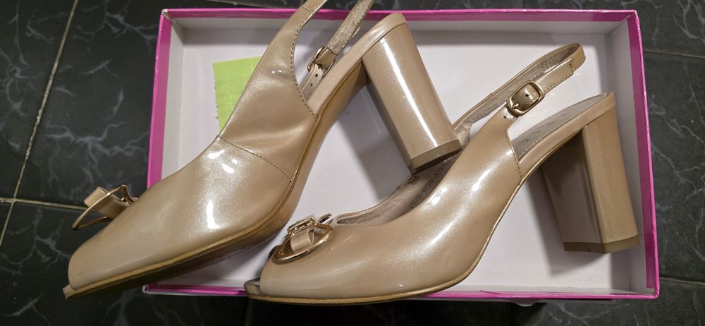 Sandale elegante din piele lăcuită cu toc