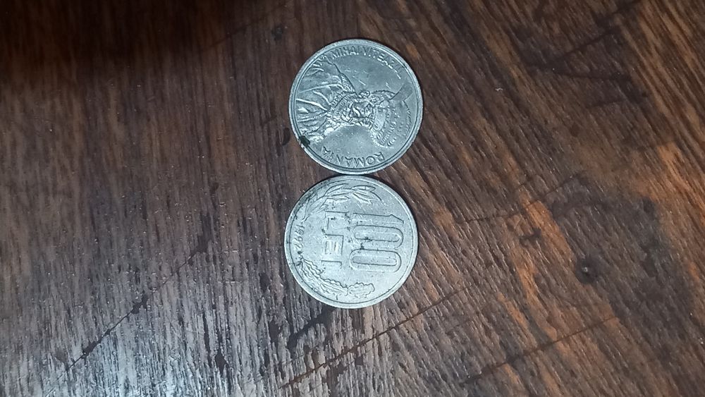 Vând doua monede de 100 de lei una din anul 1992 iar cealaltă din 1994