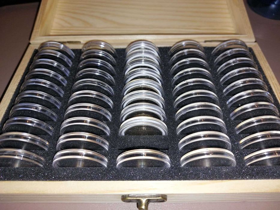 Дървена кутия за съхранение на монети