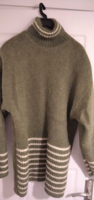 Дамски вълнен пуловер с поло яка зелен.