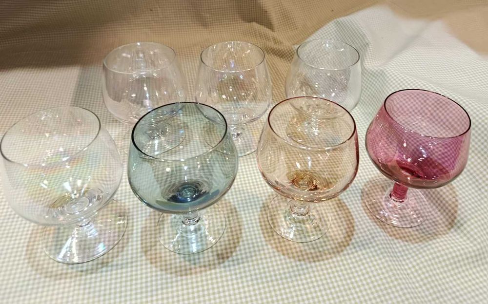 Красиви чаши за коняк от цветно стъкло