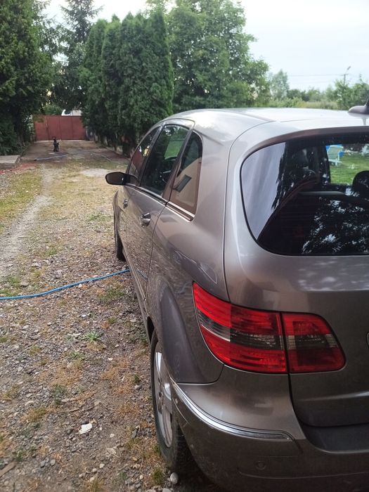 Vând Mercedes B 200