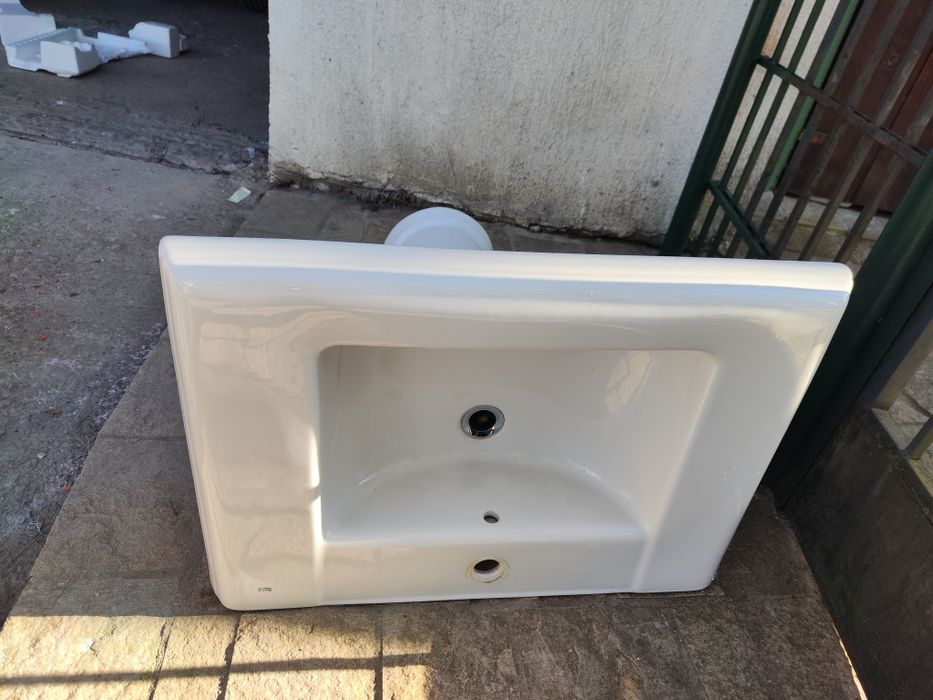 Порцеланова мивка за баня Roca