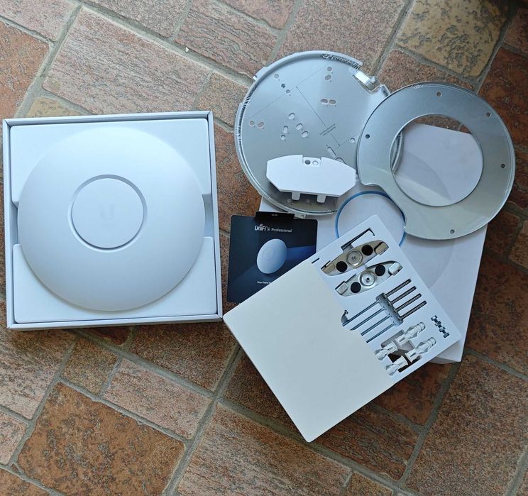 Комплект в кутия Ubiquiti UniFi 6 Pro (U6-PRO) AX4800 access point