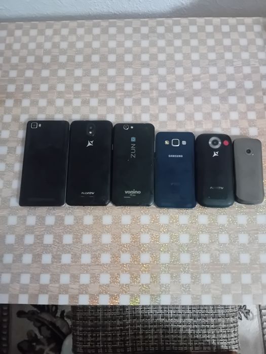 Vând telefone pentru piese