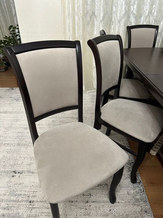 Стол со стулями.