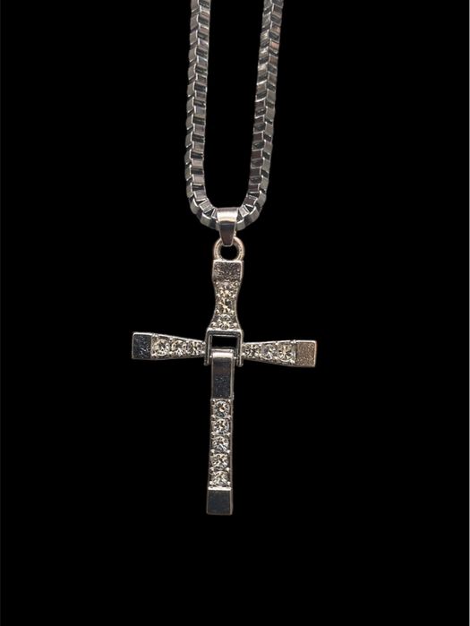 Lantisor cu pandantiv cruce