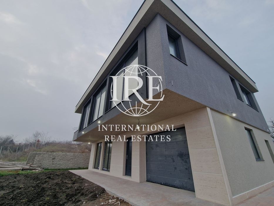 Нова двуетажна къща с впечатляваща панорамна гледка към езерото и гра