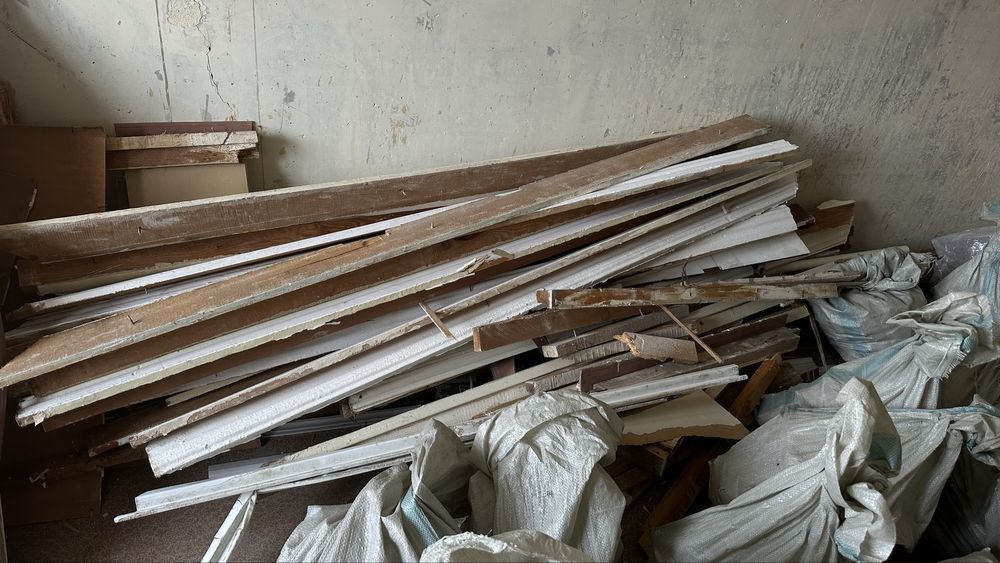 Деревянные доски на дрова.