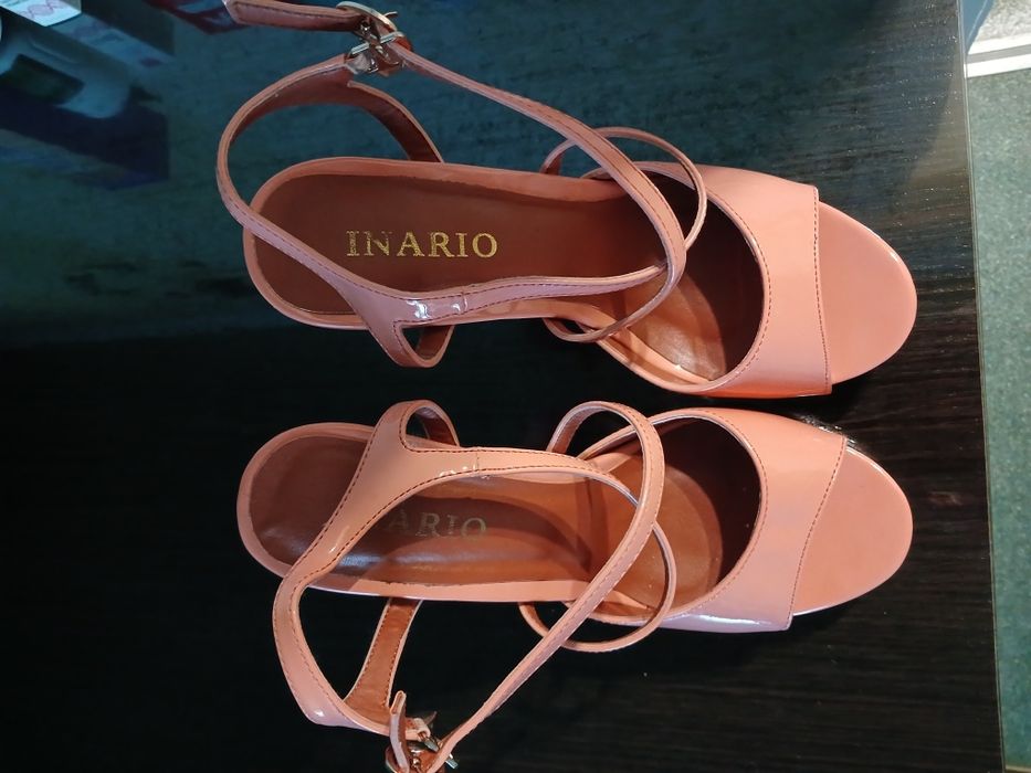 Продам босоножки на шпильке