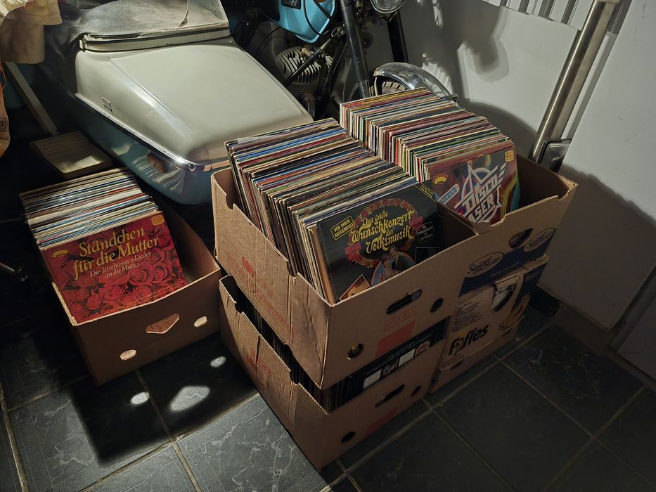 Lot Discuri Vinil colectie 200 in stare buna cu muzica usoara 

- Tot