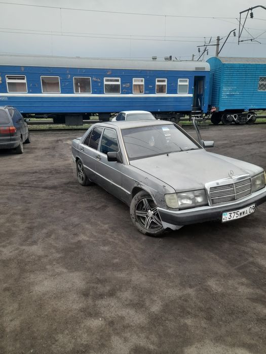 Продается мерседес 190. На полном ходу